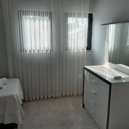 Aliya's Golden Spacious 3 Bed شقة