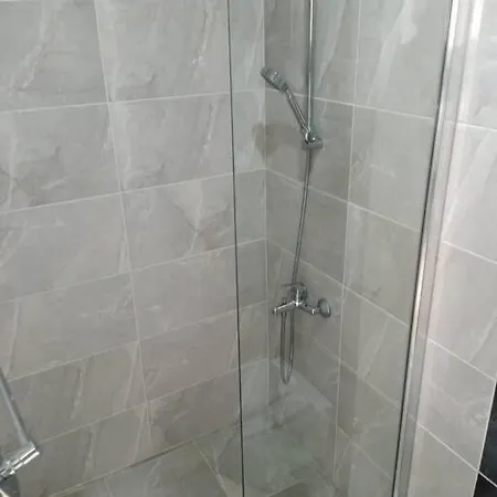 Aliya's Golden Spacious 3 Bed شقة