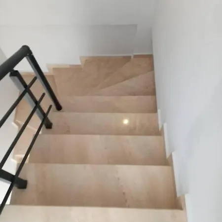 Aliya's Golden Spacious 3 Bed Апартаменты