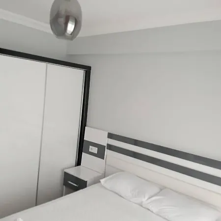 Aliya's Golden Spacious 3 Bed