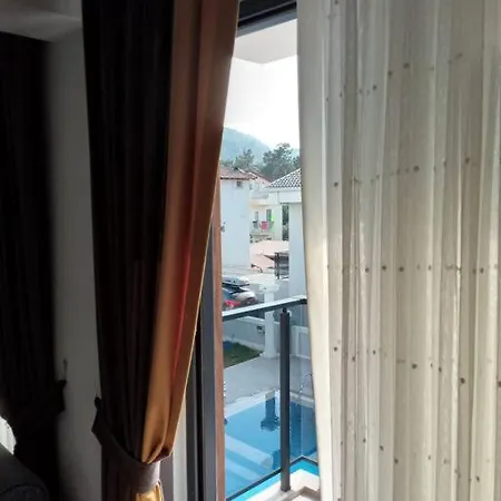 Aliya's Golden Spacious 3 Bed *