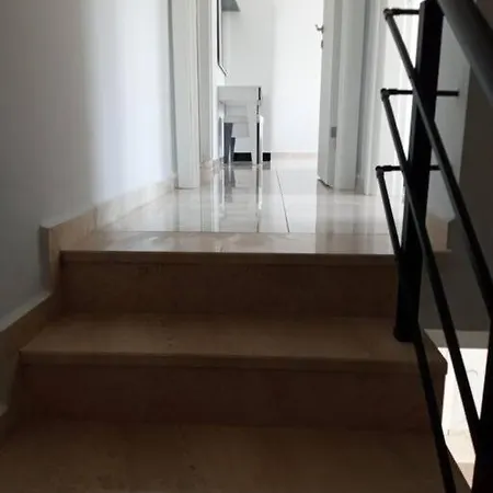Aliya's Golden Spacious 3 Bed *