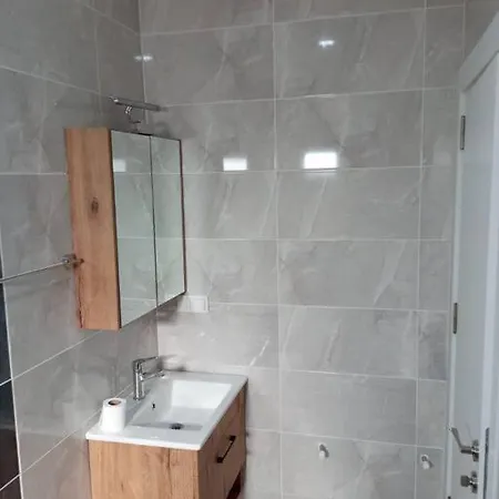 Aliya's Golden Spacious 3 Bed *